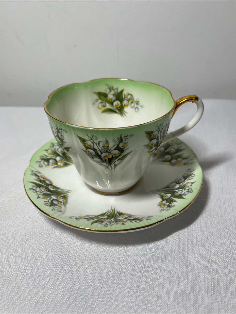 Royal Albert Dainty Dina Series tea cup & saucer
Anne
Bone China
England
